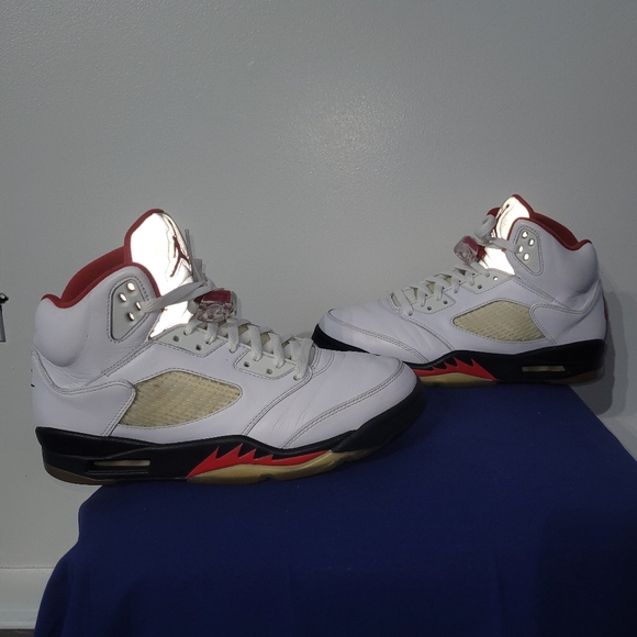 Air Jordan 5 Retro Fire Red 2020 - Picture 3 of 7